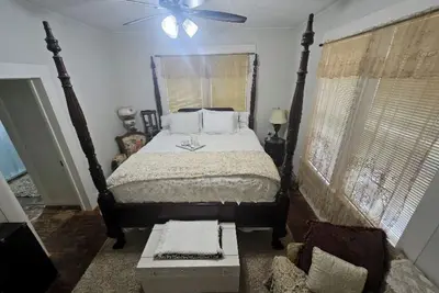 Image de Charming 4-bedroom house in Coldspring just 1 block from the Courthouse square.