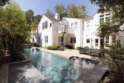 Image de Spacious 4-bedroom private compound in beautiful Beverly Hills with lap pool
