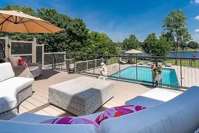 Image de Luxury Lakefront 6-Bed Home in Norton Shores with Pool, Hot Tub, Video Games