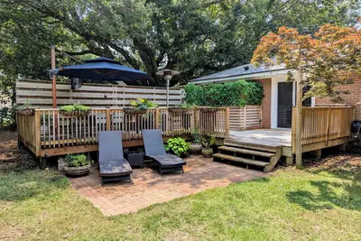 Image de Spacious 4br Retreat w/ Huge Yard, Outdoor Shower, Mins to Beach & Downtown