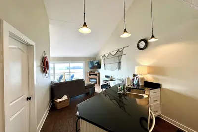 Image de Relaxing 2-bed, 2 bath. River view with dock. Walk to Jet express!