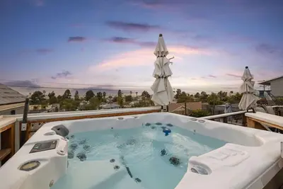 Image de Fantastic  4 Br Beach House  Location and Amenities with Hot Tub and  Panoramic Ocean Views!