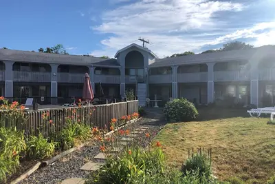Image de Cozy 2-bedroom condo 5-min walk to beach and Provincetown available 6/21-6/28!
