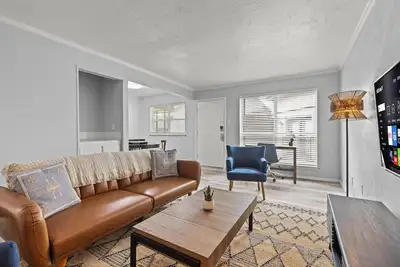 Image de Stylish & Comfy | King Bed | Near Love Field | Dt