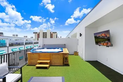Image de Madeira Beach Beachside Retreat 5br 4 Ba Rooftop Hot Tub