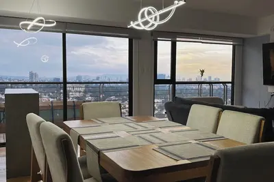 Image de High-Rise Apartment With Beautiful City Views
