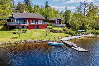 Image de Lake House Retreat with a Dock & Boat