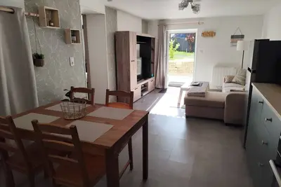 Image de Appartement neuf meublé avec terrasse et parking privé.