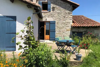 Image de Chambre d'hôtes la Floralie, vue sur le jardin et les champs!
