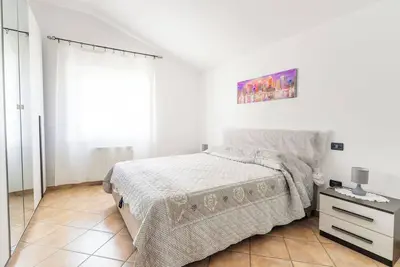 Image de {House with small garden and wifi} the house has a parking space.