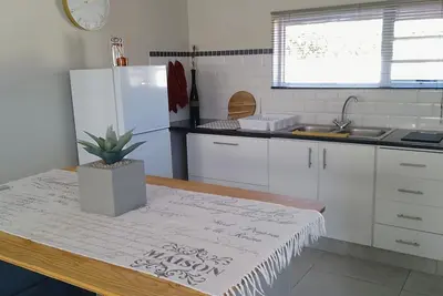 Image de Unit Elaine, a cozy 1-bedroom apartment in serene Cape Town with free WiFi.