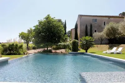Image de Gîte Cerisier - au sein du mas provençal du Domaine Faverot