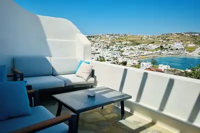 Charming 2-bedroom house with WiFi, Ac in brilliant Sea view private residence.