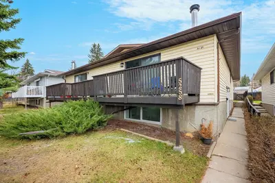 Image de 2-Bedroom Lower Unit Near Bow River w Wifi & Desk
