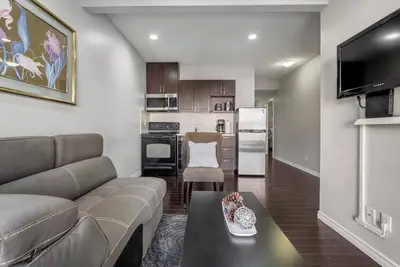 Image de Walkout Suite in Nolan Hill 2br Shopping & Ac