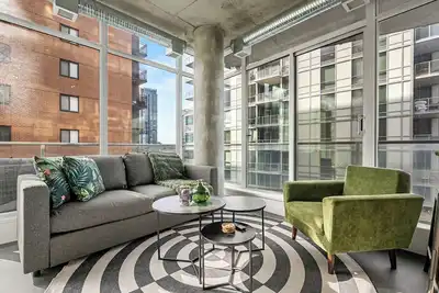 Image de Industrial 1br w Office, Views, Ac, Xl Patio