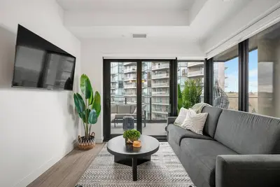 Image de River Views w Xl Patio, Parking, Office, 2br