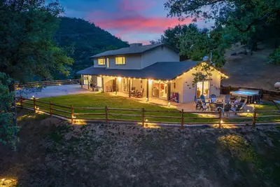 Image de New! Rivertop Hideaway with big views/spa/games/privacy!