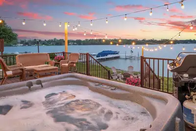 Image de Relaxing Lakefront Cottage-Kayaks, Hot Tub, Firepit & Dock