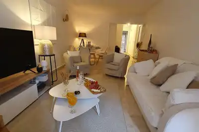 Image de Appartement le. carre d or. \nSuperbe 2 pièces prestations tout confort clim wi fi.