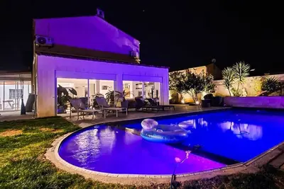 Image de Villa familiale avec grande piscine, terasse, barbecue proche des plages