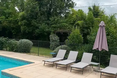 Image de Petite maison en pierre avec piscine et jardin