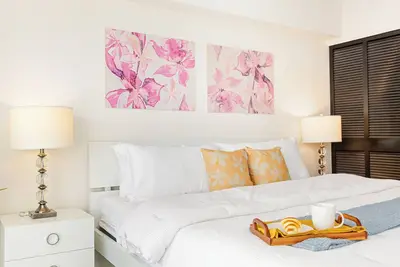 Image de Renovated City Suite at Ilikai Steps to the Beach & Short Walk to Restaurants