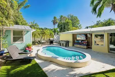Image de **Sunflower Melodies @ Midtown** Modern Private Home & Pool + Last Key Services…