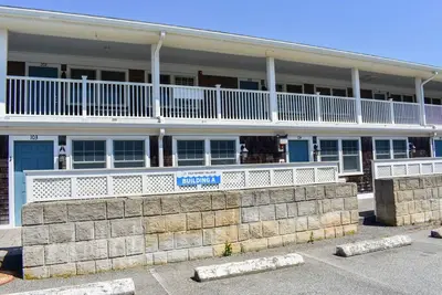 Image de Charming 1-Bedroom Condo Just Steps from a Private Beach