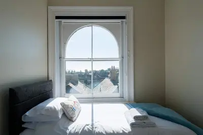 Image de Appartement en attiq-de Luxe-Salle de bain privée séparée-Vue sur Port