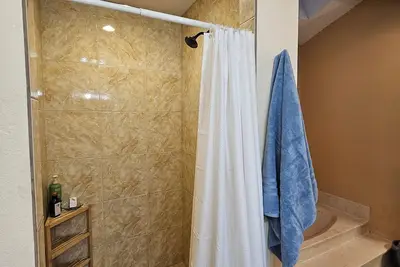Image de Spacious Nature Retreat - Sleeps 10, Fiber Wi-Fi, Big Yard to Play