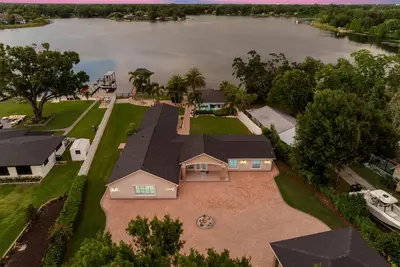 Image de Stunning 5-Bedroom Lakefront Retreat!