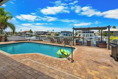 Image de *New/Beautifully Remodeled/Waterfront/Pool Home