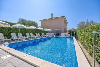 Image de Baksa App / Three-Bedroom A1 with shared pool