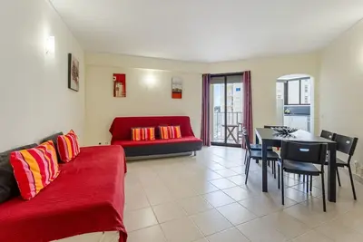 Image de Bright 1bdr Apartment with Sea View by LovelyStay