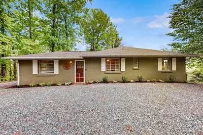 Image de Dog-friendly house with outdoor deck, gas fireplace and mountain views