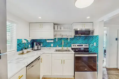 Image de Bright and beautiful home w/guest house, w/d, yard & close to all