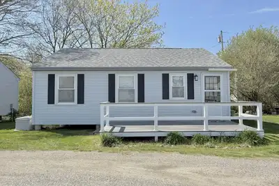 Image de Comfy cottage with pool. Walk to Two beaches, restaurants, shops and zoo!