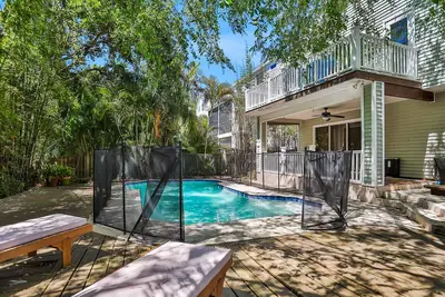 Image de Stunning home with an ocean view, private pool, balcony & grill
