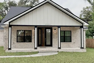 Image de Charming and Spacious Entire House, 3br/2. 5ba located at Pensacola, Florida