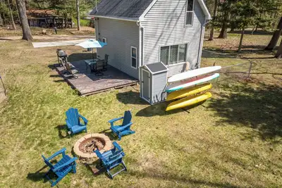 Image de Lake George Getaway: Cozy cottage w/ kayaks, cornhole, Xbox, volleyball