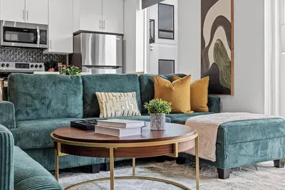 Image de Luxury and Modern 2bd/2ba condo in Trendy Uptown w Free WiFi, Gym, Patio & View!