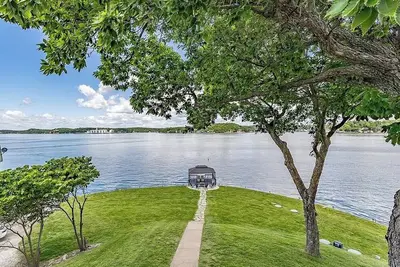 Image de Luxury Lakefront Getaway at Holiday Point • Stunning Views • Sleeps 10