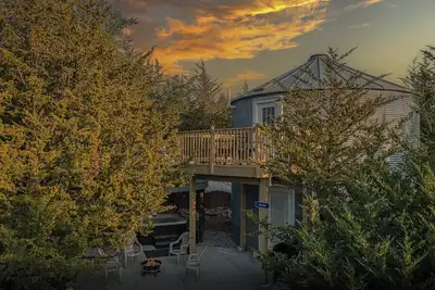 Image de Grain Bin Cabin w/Hot Tub. 2 levels w/Balcony. 1. 5 Bathrooms & Pet Friendly!