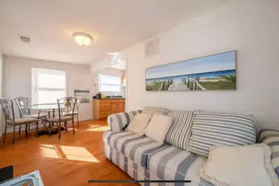 Image de Beach house with 2 beach badges, 1 block to the beach, boardwalk, and shopping