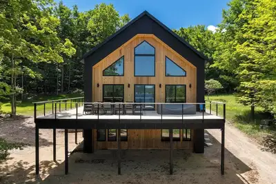 Image de Lakeshore Lookout – Brand New Home on Lake Charlevoix - Purpose Built to Gather