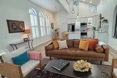 Image de Zephyr House in Zeus Park - Walk to Beach & Dining, Game Room, Screen Patio Boho