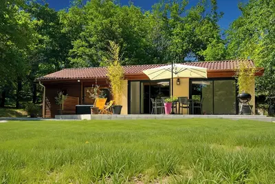 Gite au milieu des bois  et son spa proche des commerces entre Lot et Dordogne