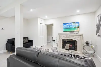 Image de 551) Large 3 bedroom with backyard!