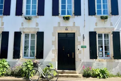 Image de L’R de Ré, maison de charme avec piscine et grand jardin arboré.